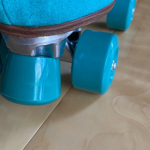 Intentionally Blank turquoise skates - Picture 5 of 8
